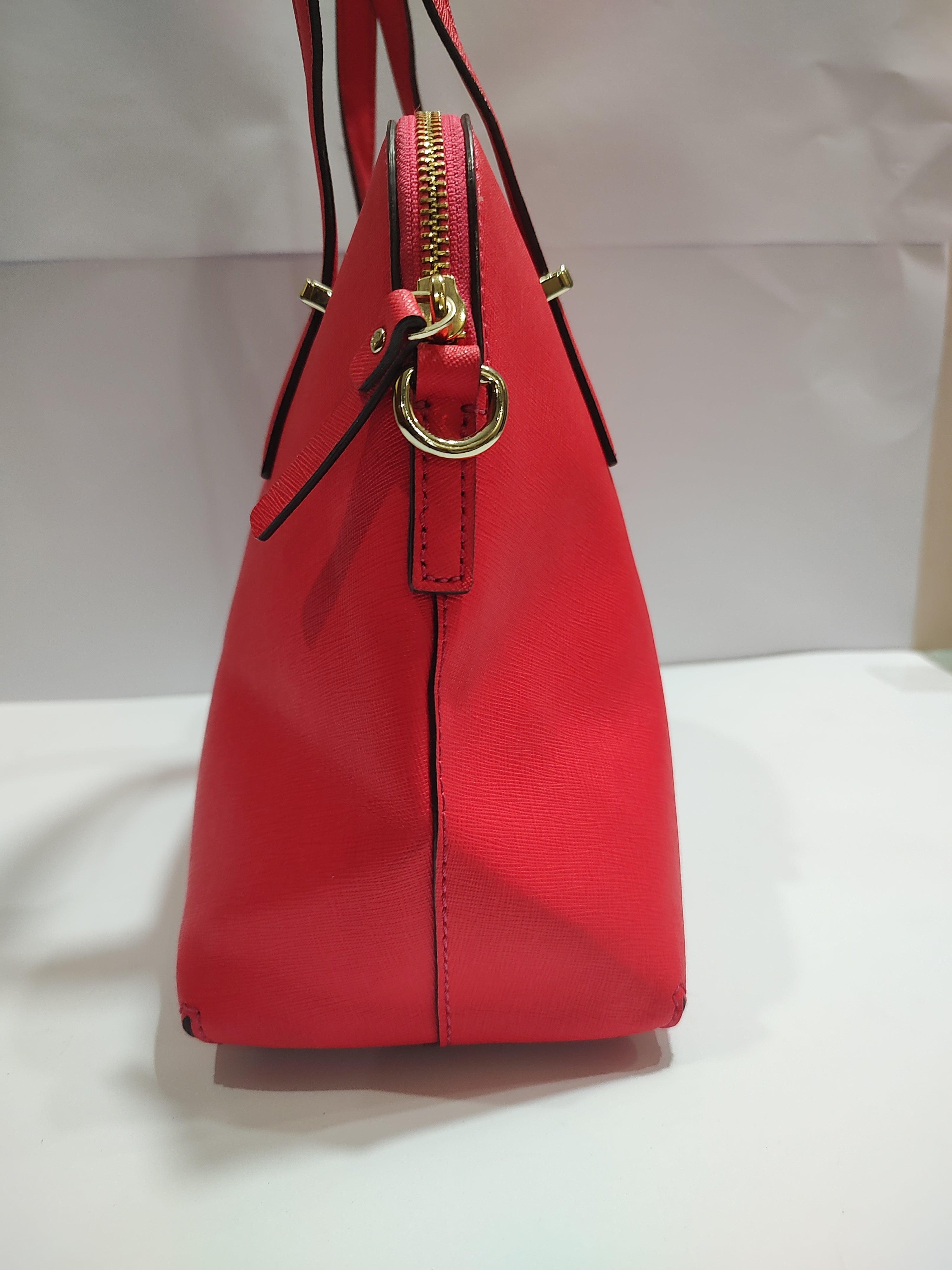 Vintage-Style Structured Handbag with Premium Leather-Tone Trim 💎