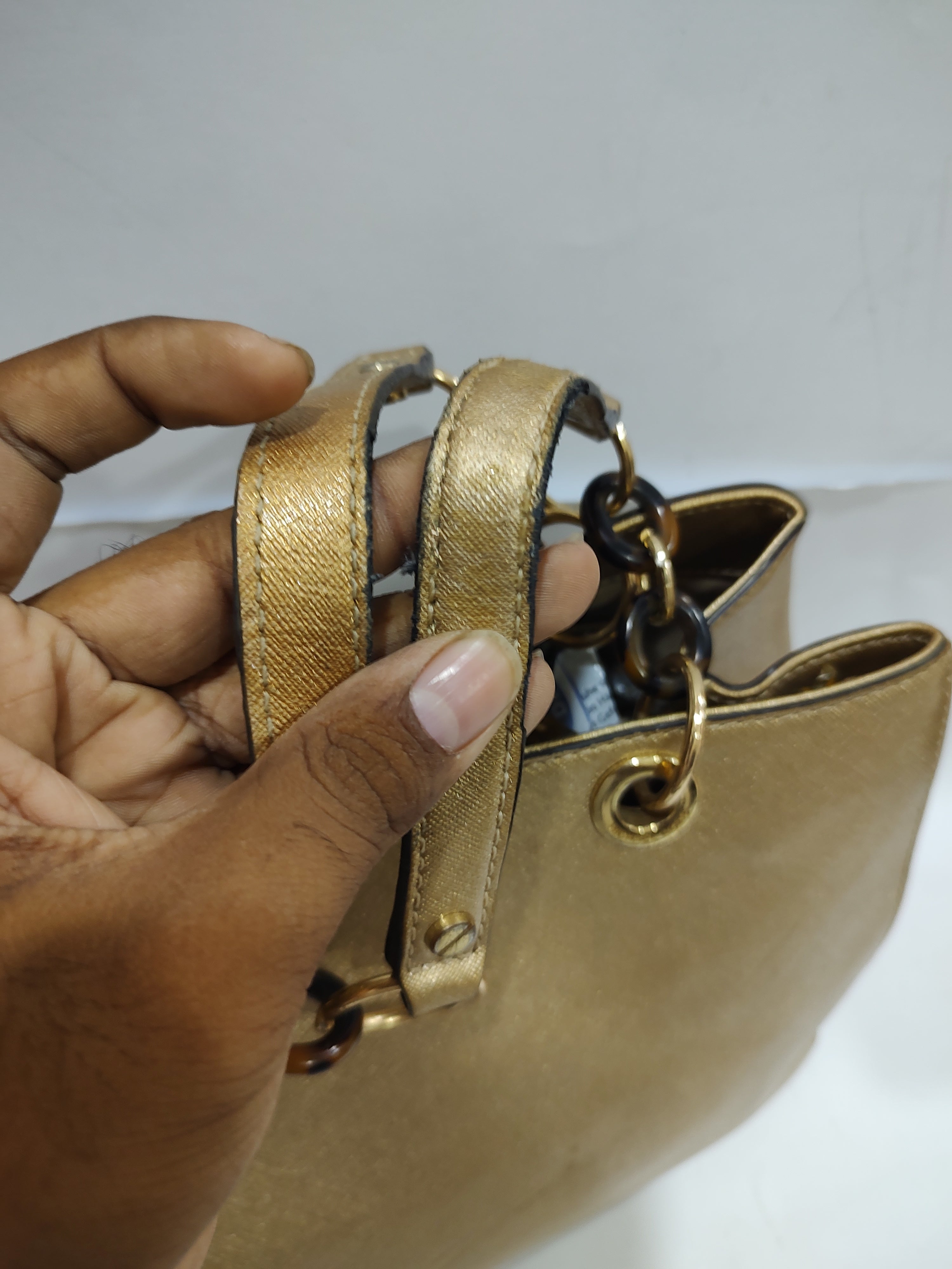 ✨ Radiant Metallic Gold Handbag with Tortoise Chain Detail ✨