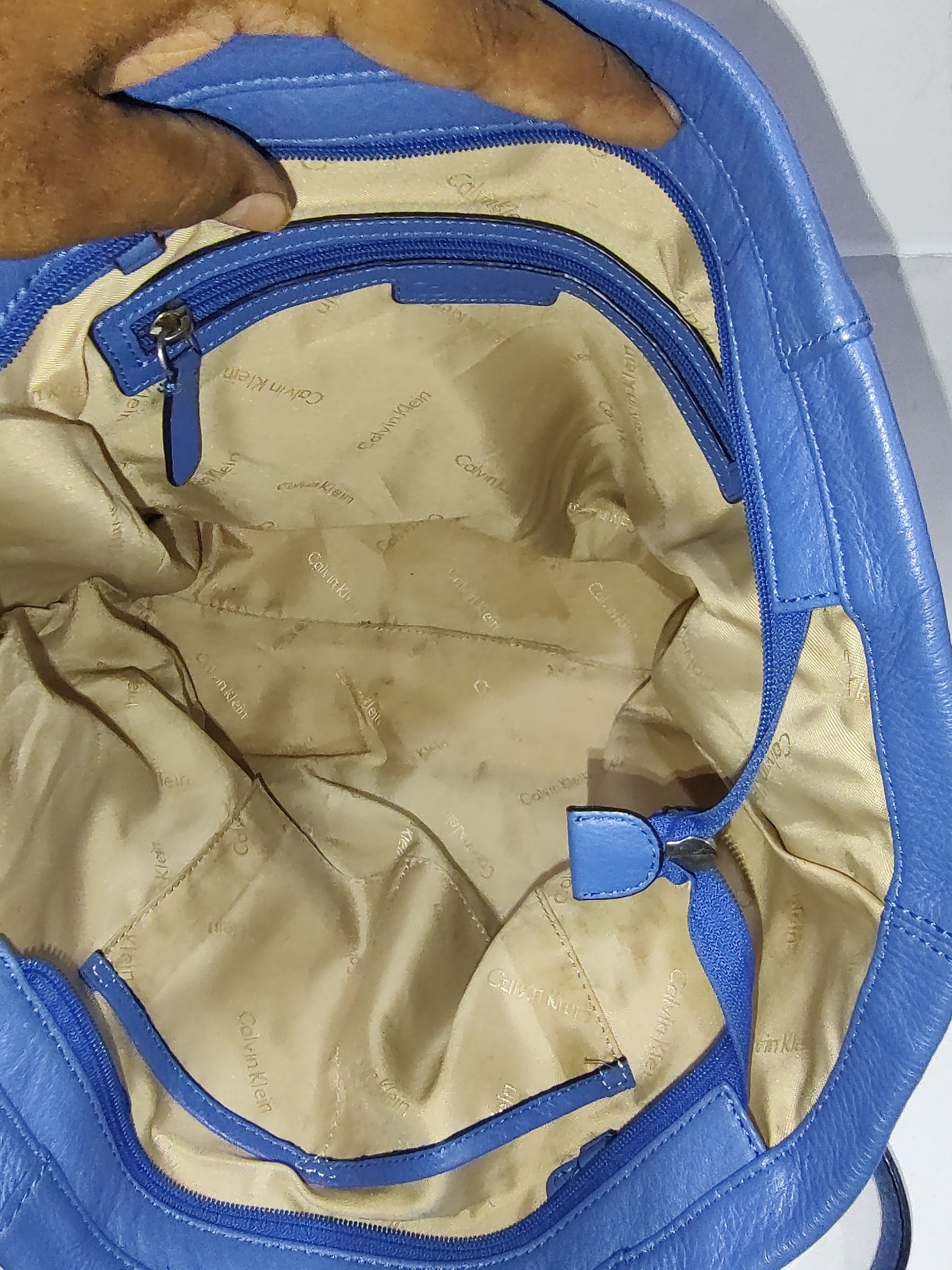 Vibrant Cobalt Blue Leather Tote with Silver Chain Accents 👜
