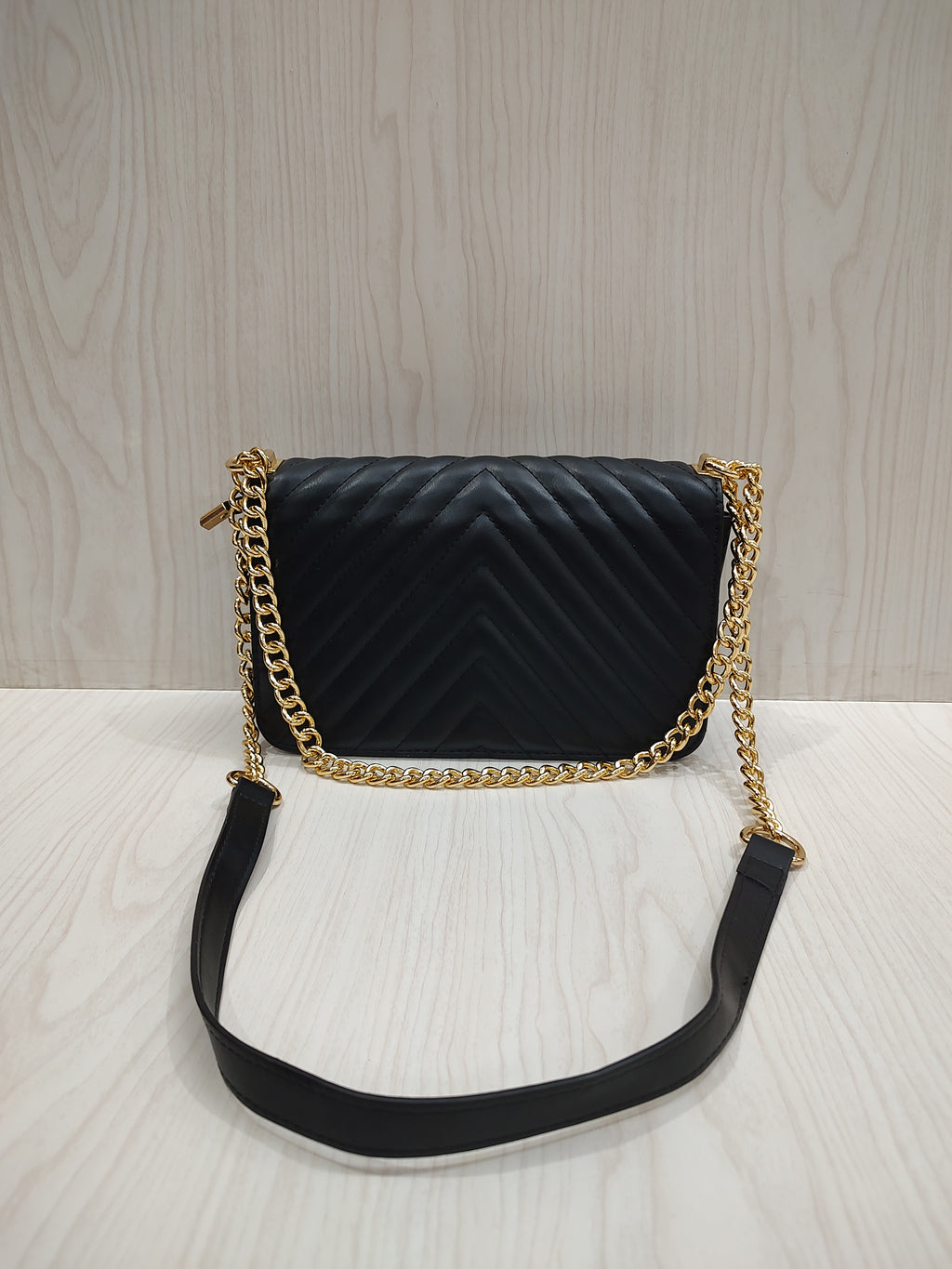 Chic Quilted Chevron Shoulder Bag with Elegant Gold Chain