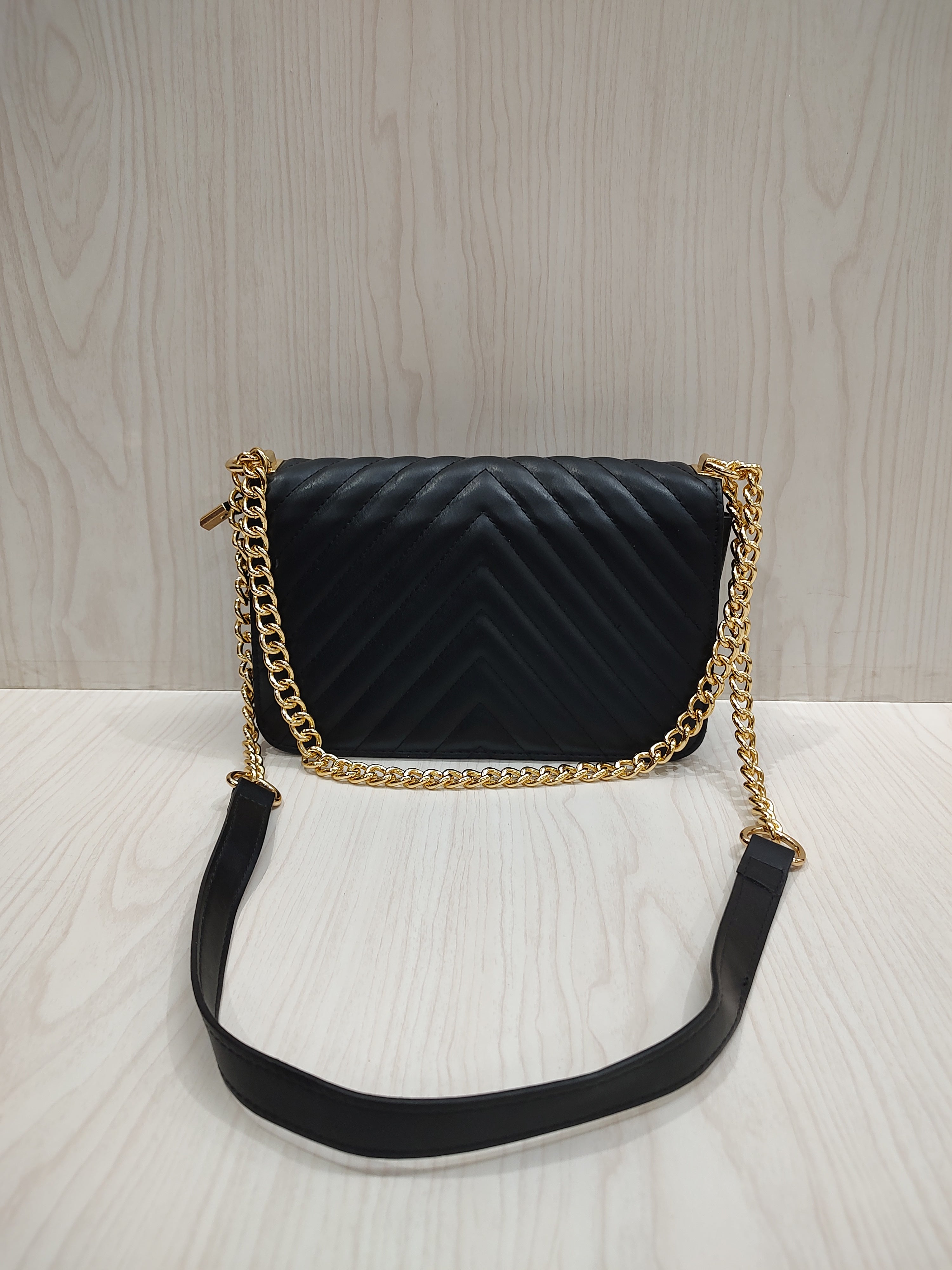 Chic Quilted Chevron Shoulder Bag with Elegant Gold Chain