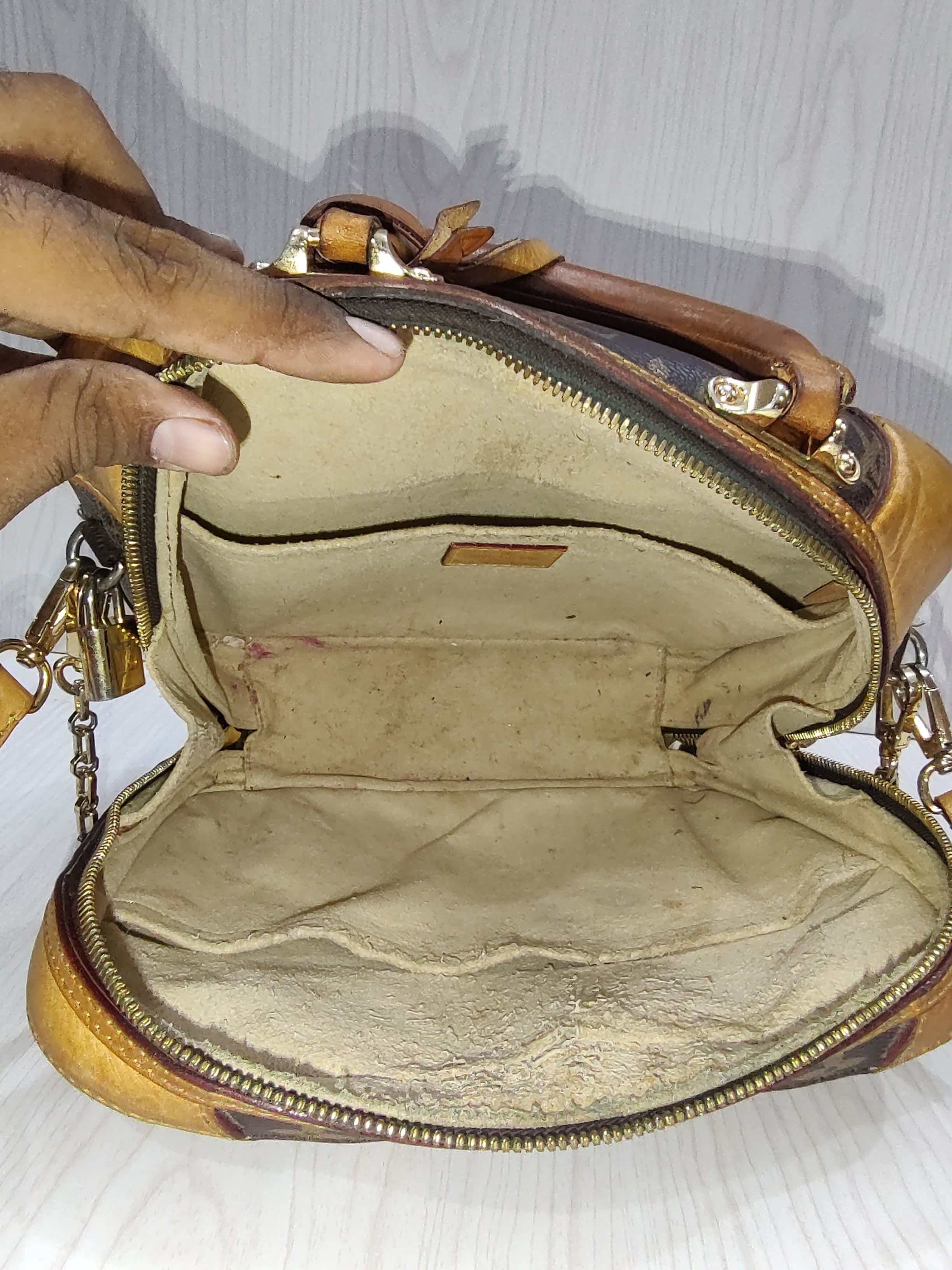 🤎 Vintage Trunk-Style Monogram Handbag 🤎