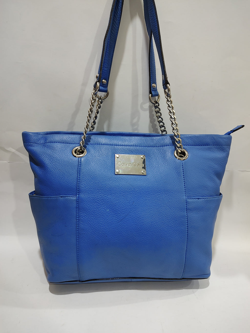 Vibrant Cobalt Blue Leather Tote with Silver Chain Accents 👜