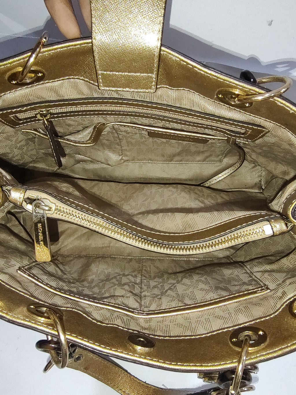 ✨ Radiant Metallic Gold Handbag with Tortoise Chain Detail ✨