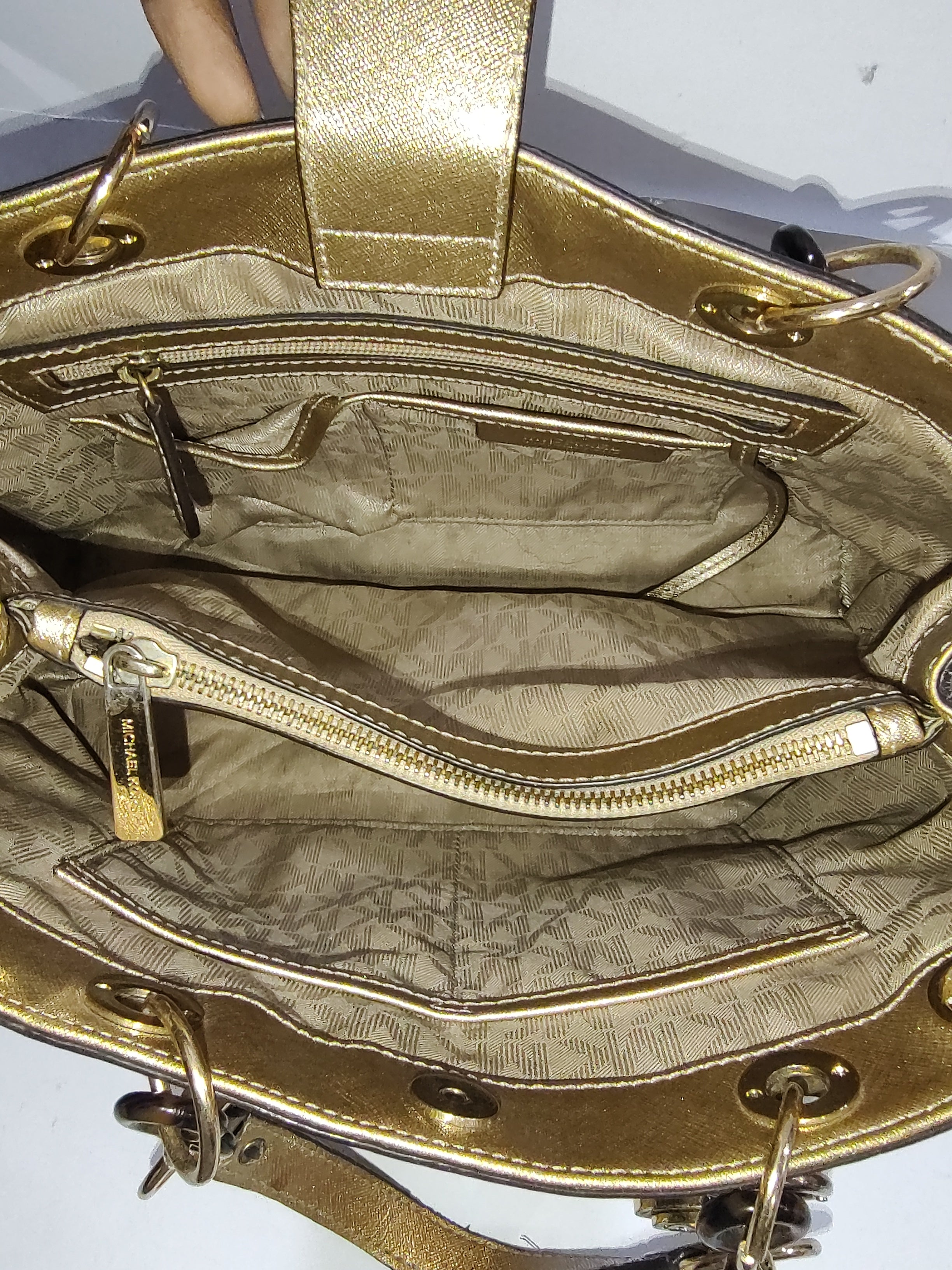 ✨ Radiant Metallic Gold Handbag with Tortoise Chain Detail ✨