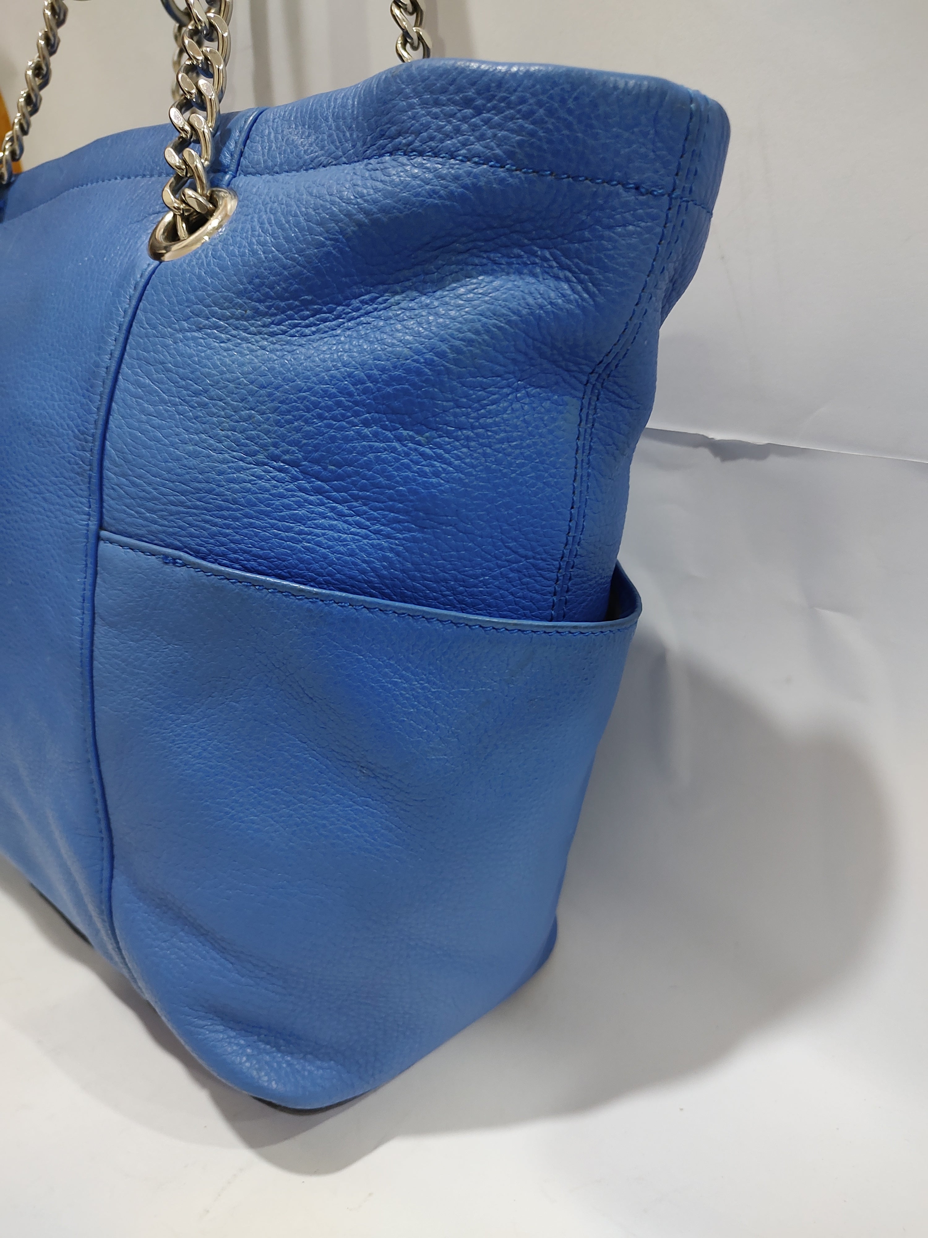 Vibrant Cobalt Blue Leather Tote with Silver Chain Accents 👜