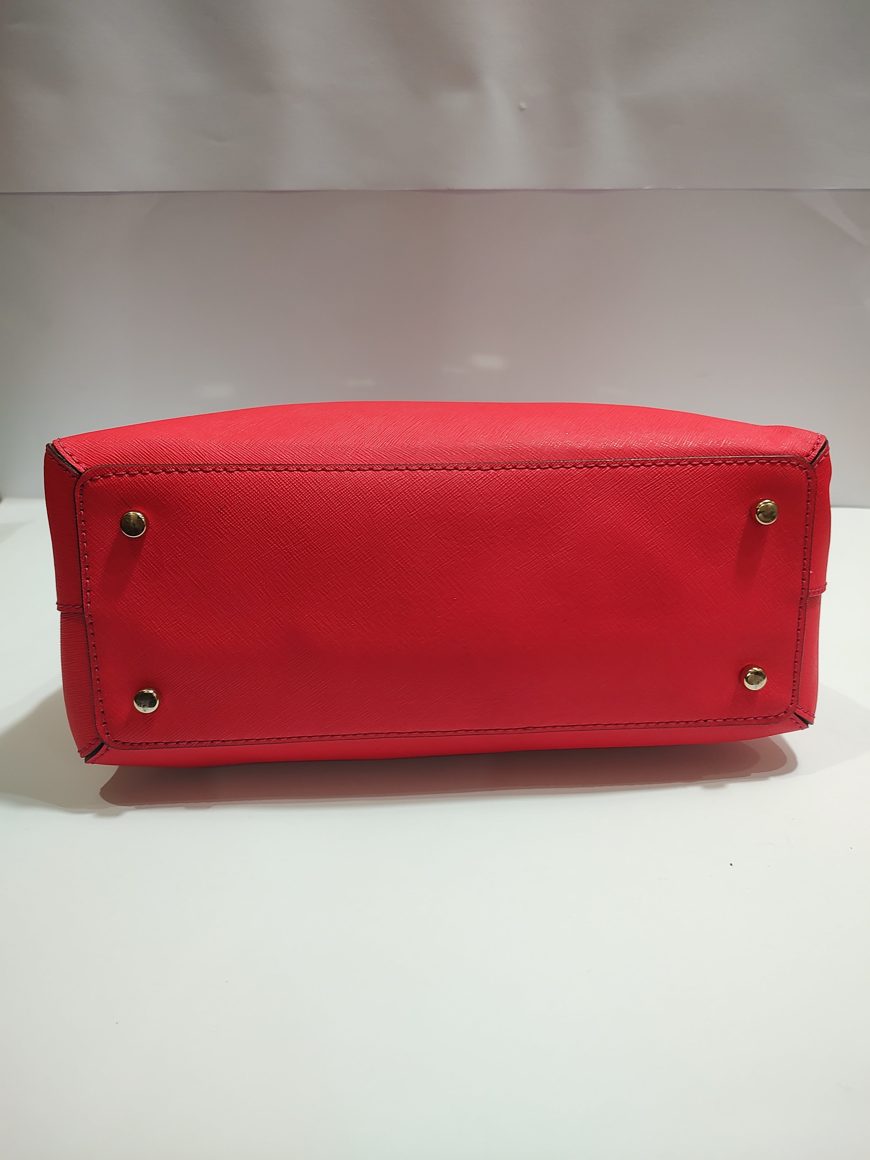 Vintage-Style Structured Handbag with Premium Leather-Tone Trim 💎