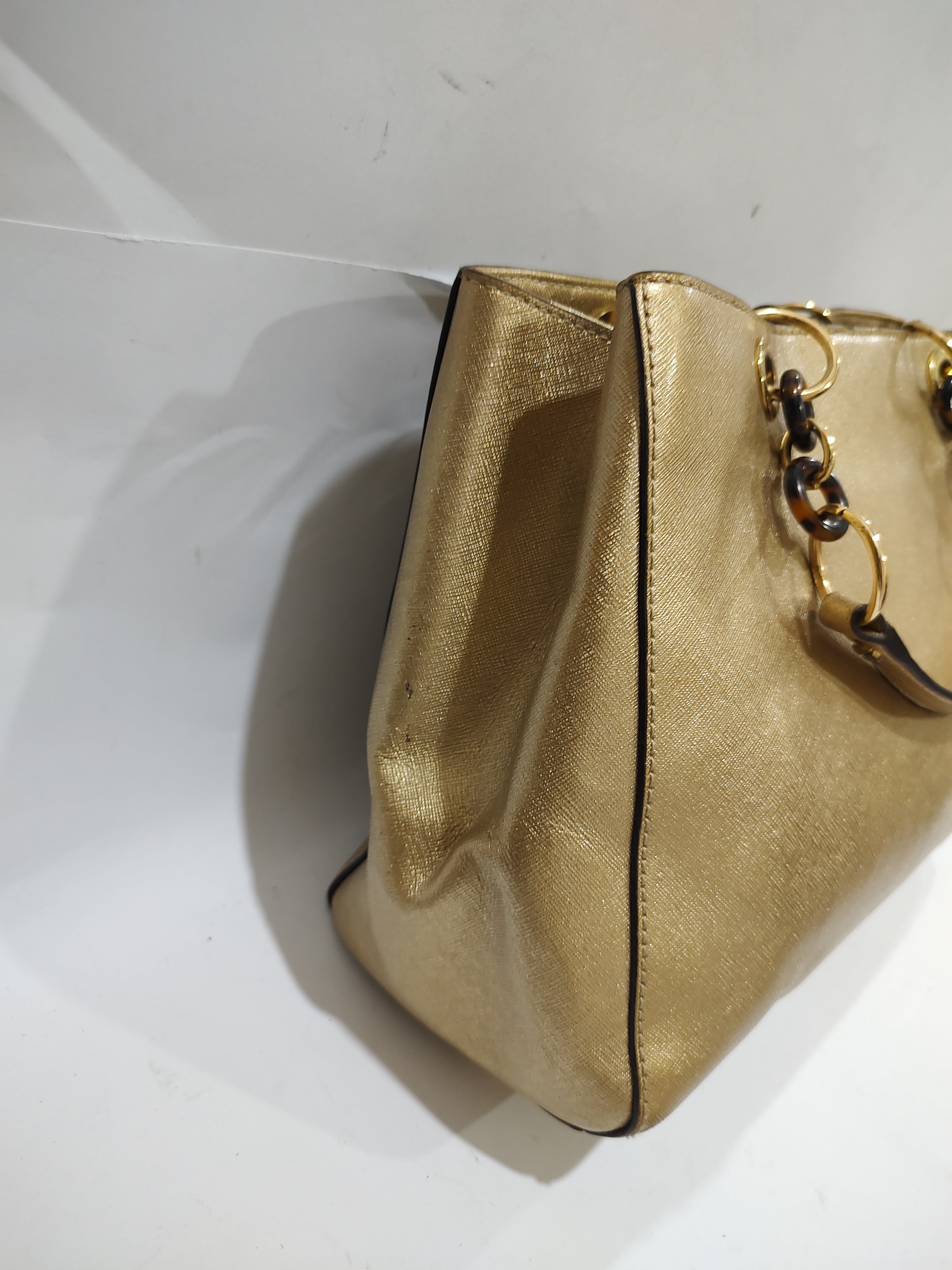 ✨ Radiant Metallic Gold Handbag with Tortoise Chain Detail ✨