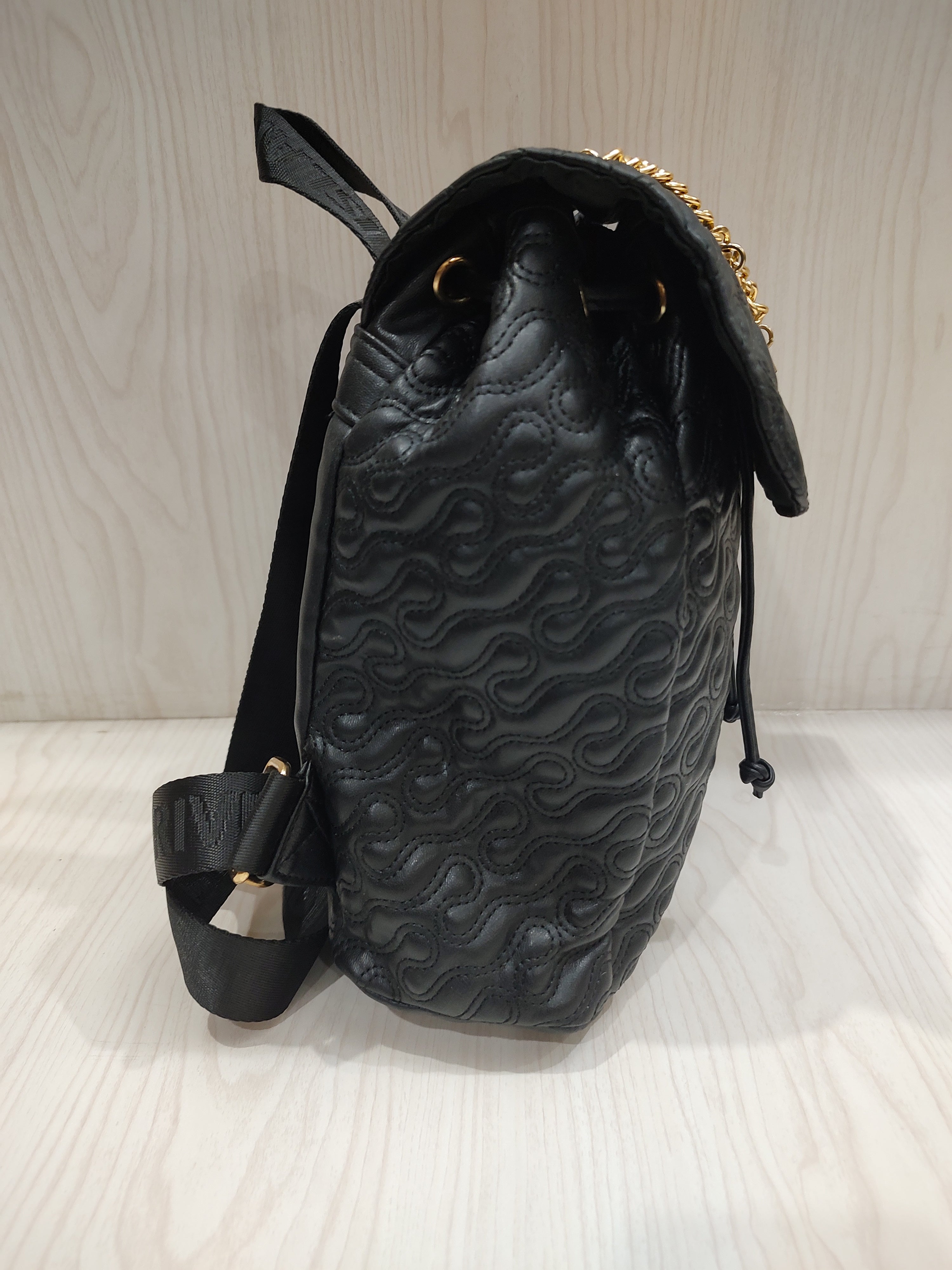 Chic Swirl-Quilted Drawstring Backpack 🎒