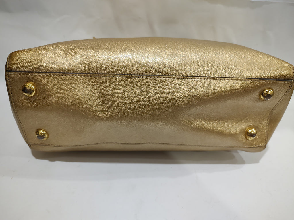 ✨ Radiant Metallic Gold Handbag with Tortoise Chain Detail ✨