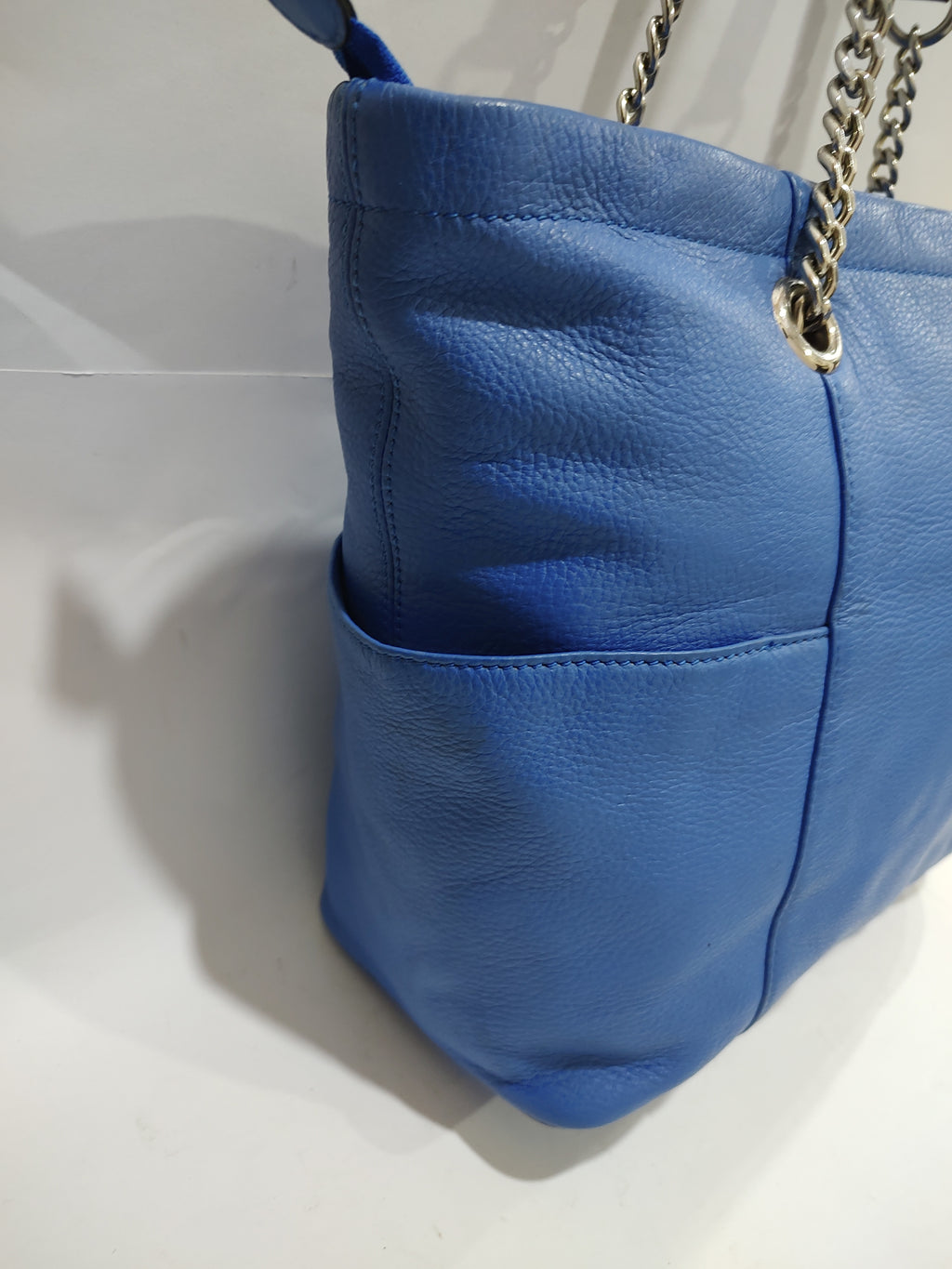 Vibrant Cobalt Blue Leather Tote with Silver Chain Accents 👜
