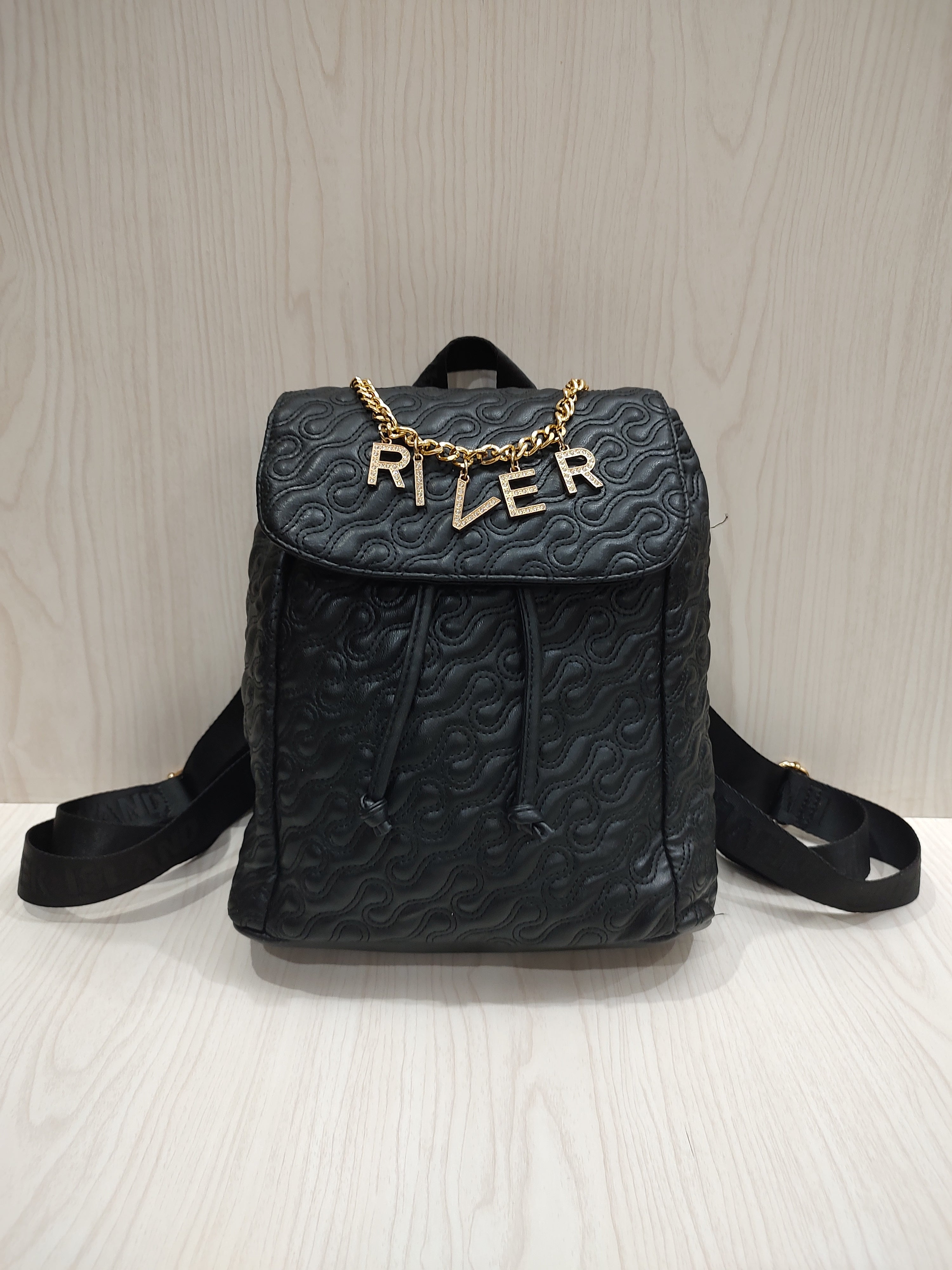 Chic Swirl-Quilted Drawstring Backpack 🎒