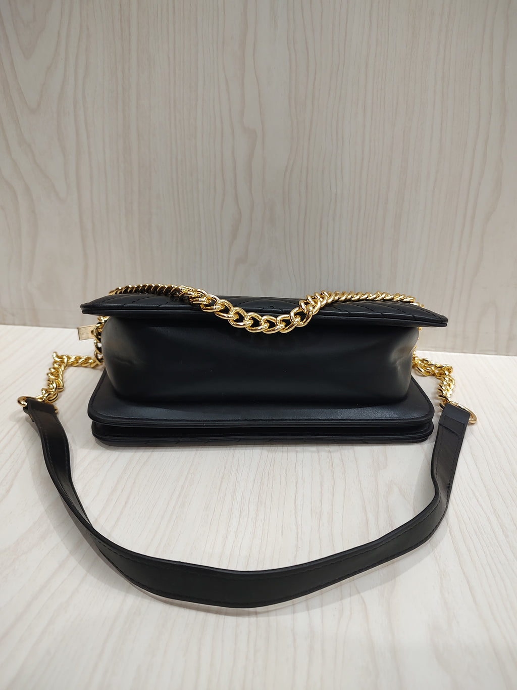 Chic Quilted Chevron Shoulder Bag with Elegant Gold Chain
