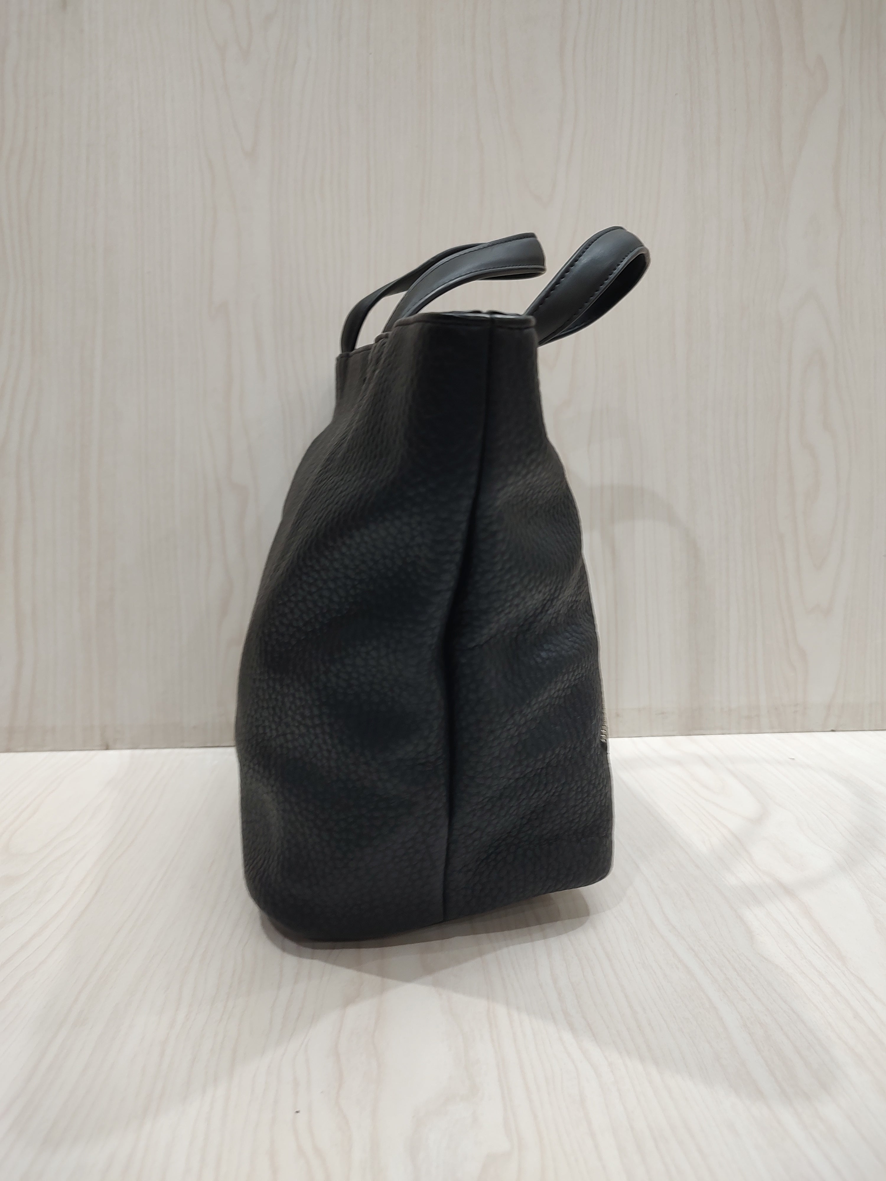 🖤 Chic Pebbled Black Tote Bag with Asymmetric Zip Detail 👜✨