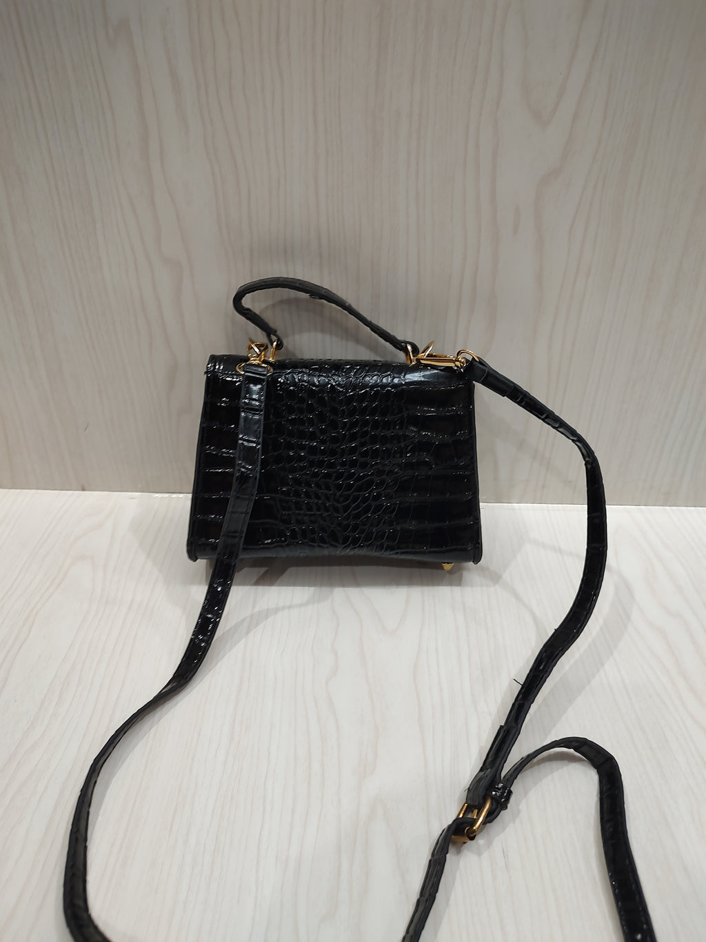 ✨ Elegant Glossy Croc-Embossed Top Handle Bag