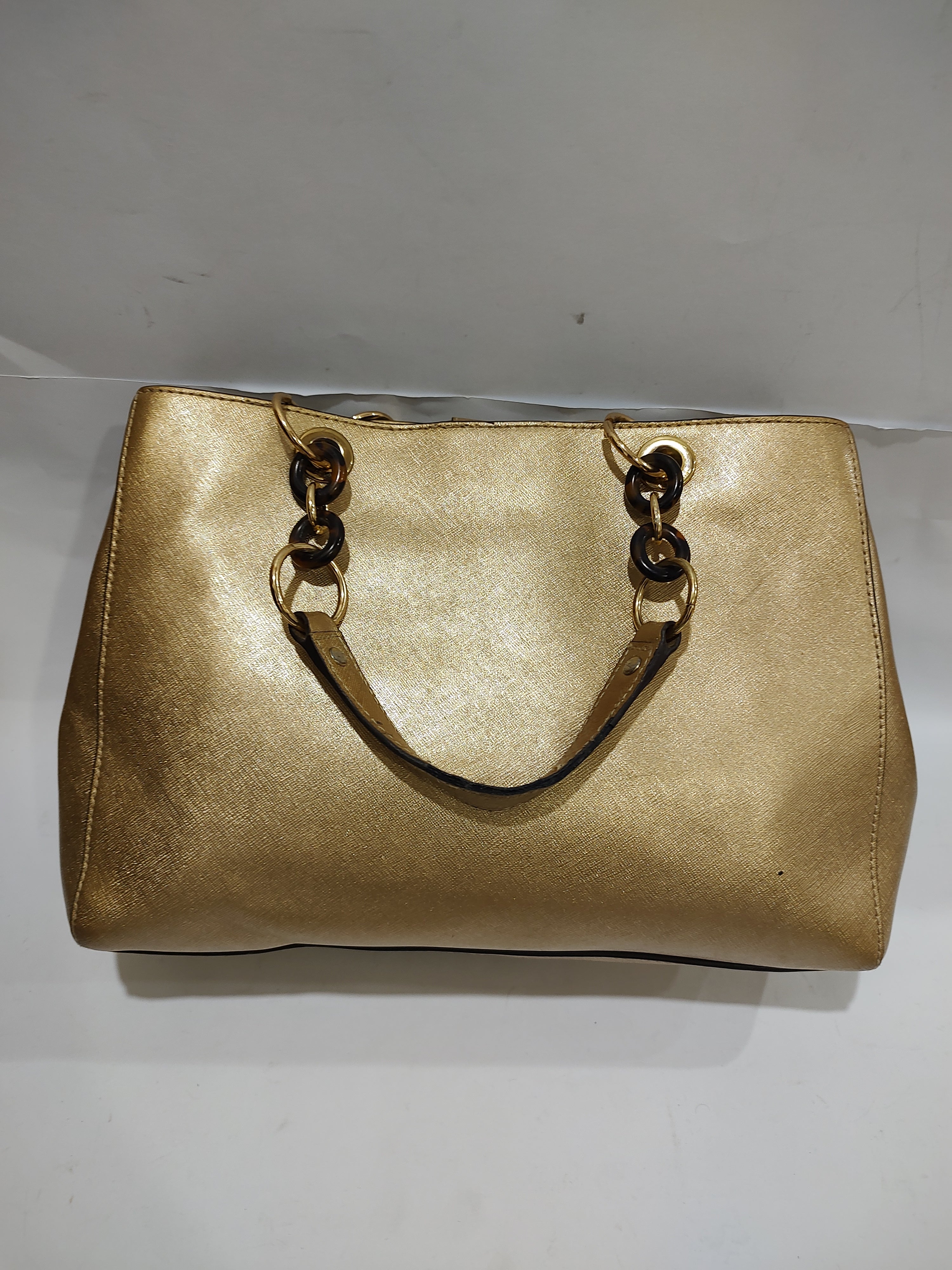 ✨ Radiant Metallic Gold Handbag with Tortoise Chain Detail ✨