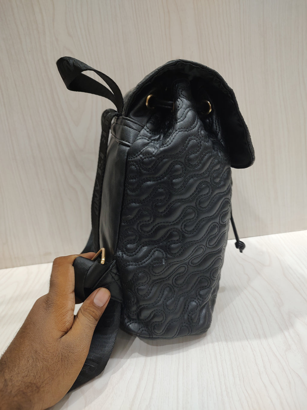 Chic Swirl-Quilted Drawstring Backpack 🎒