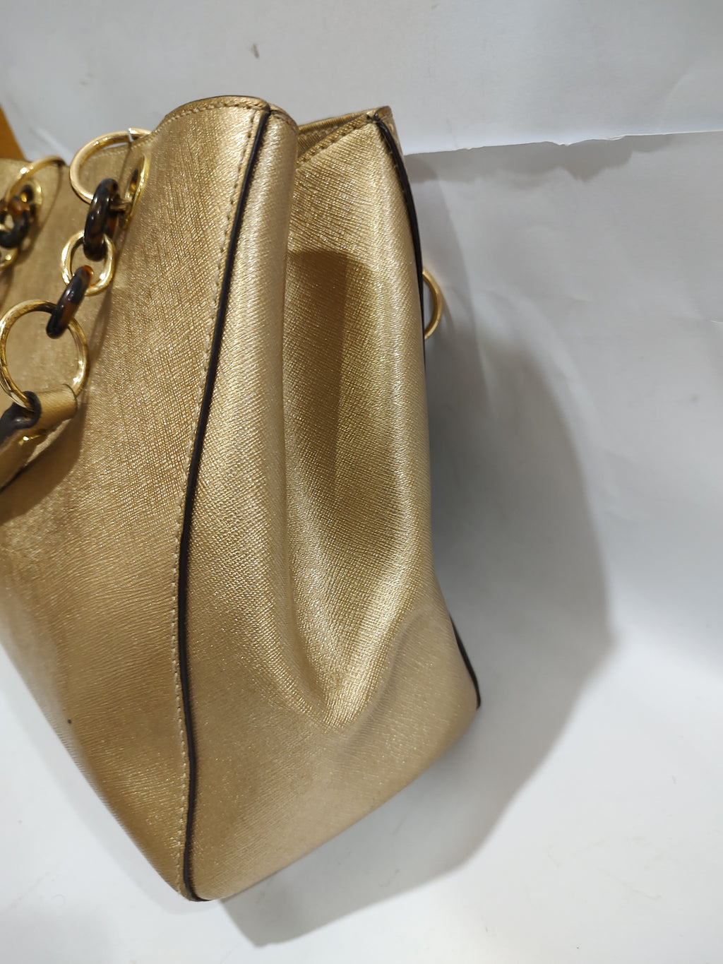 ✨ Radiant Metallic Gold Handbag with Tortoise Chain Detail ✨