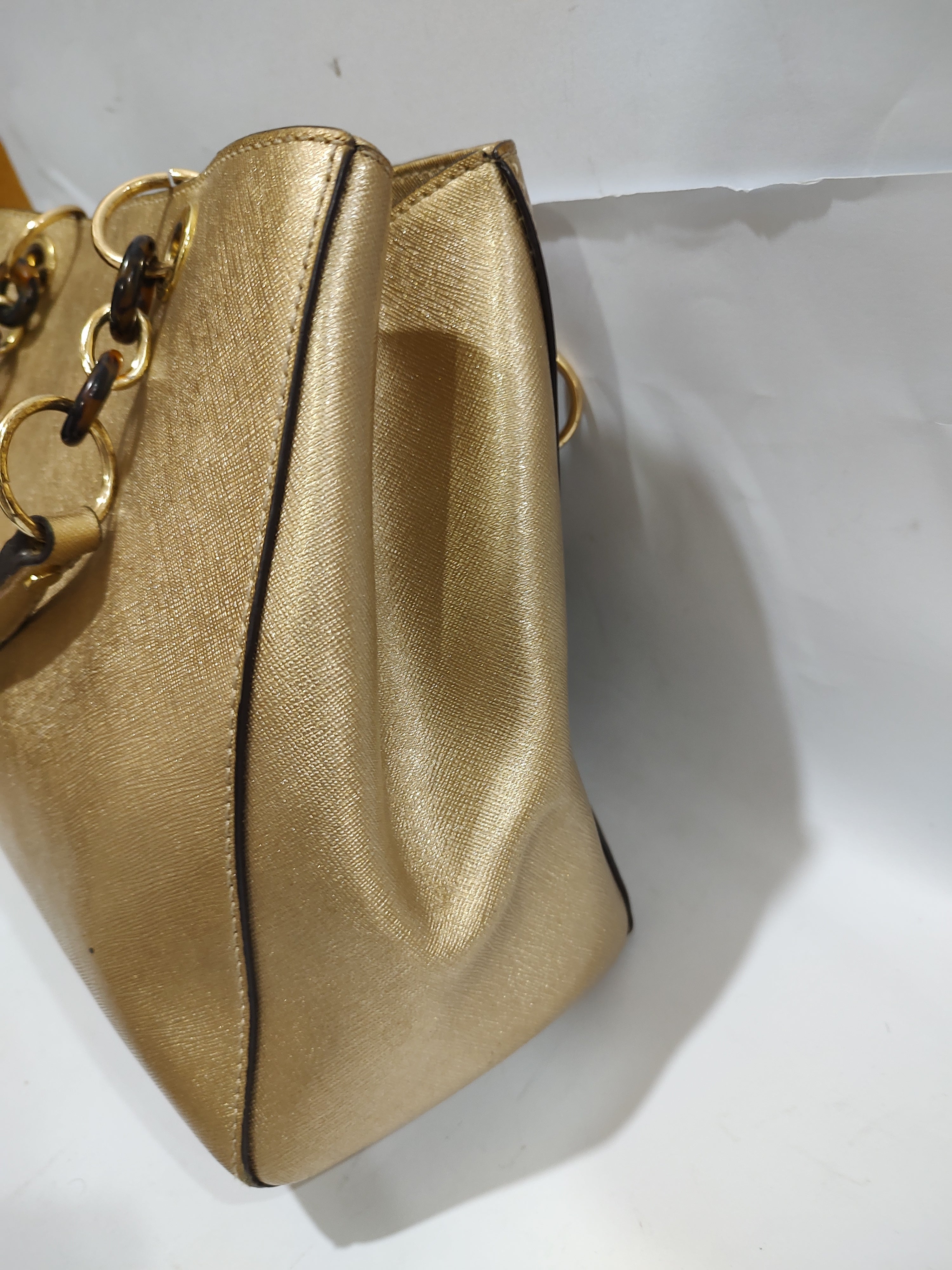 ✨ Radiant Metallic Gold Handbag with Tortoise Chain Detail ✨