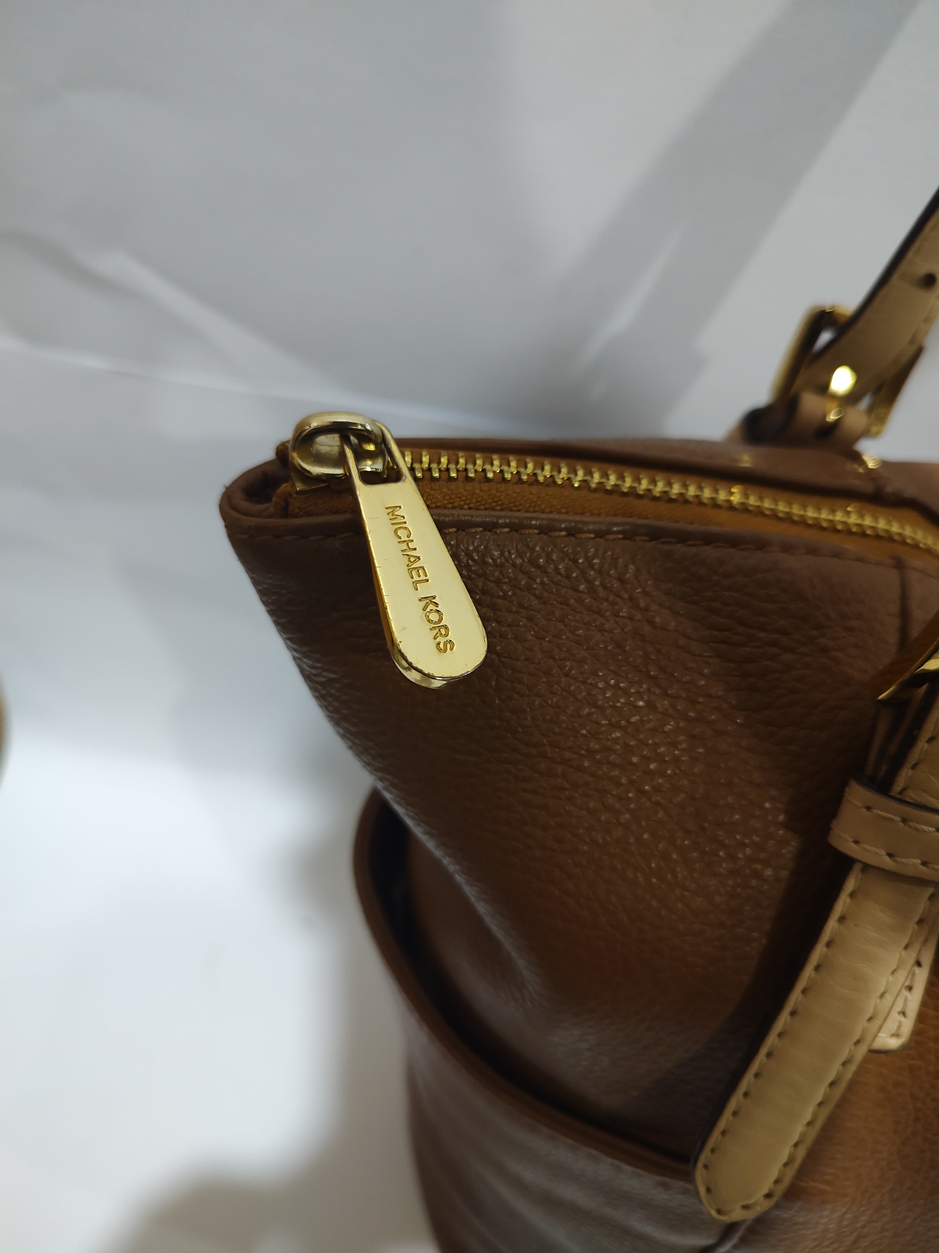 Elegant Brown Tote Shoulder Bag 🤎 | Spacious Everyday Carry Bag with Dual Straps & Zip Closure