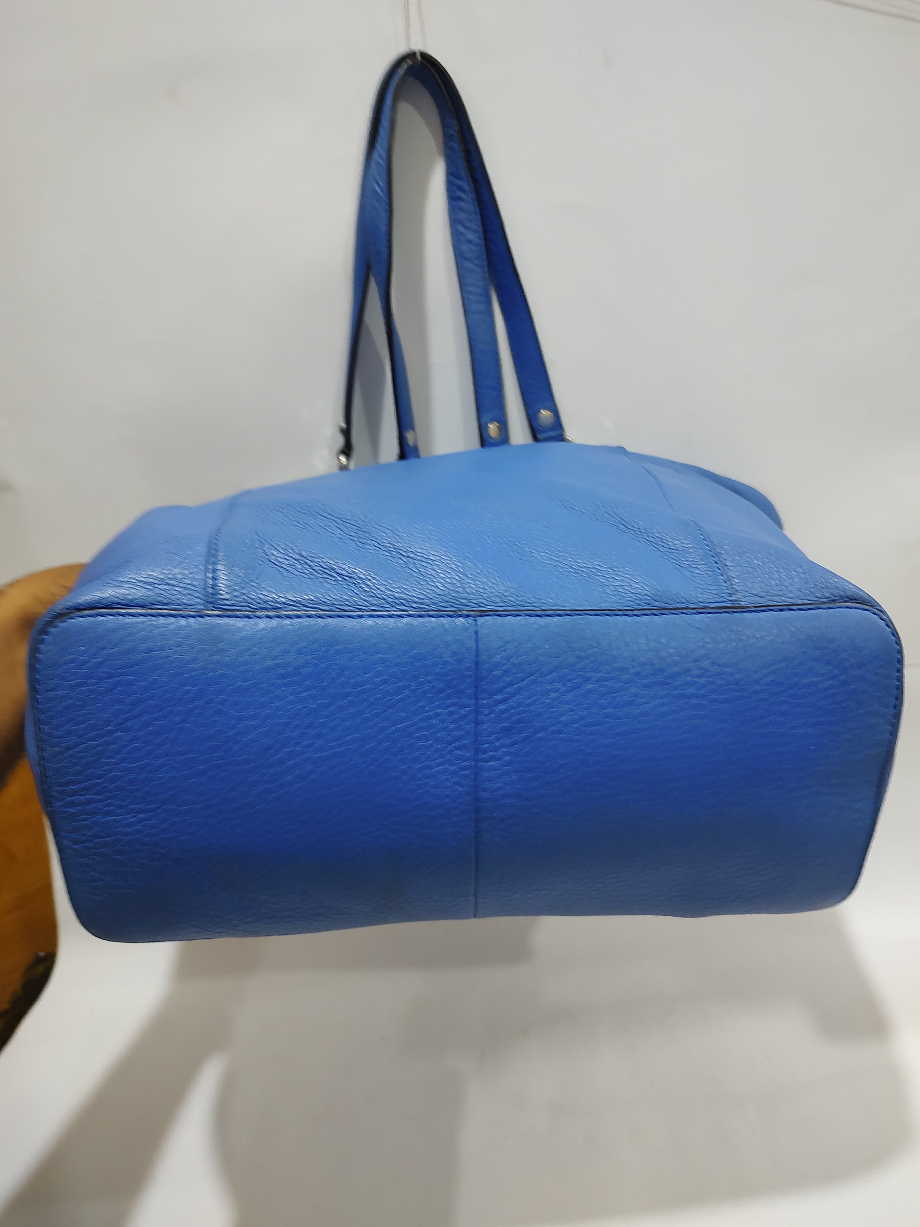 Vibrant Cobalt Blue Leather Tote with Silver Chain Accents 👜