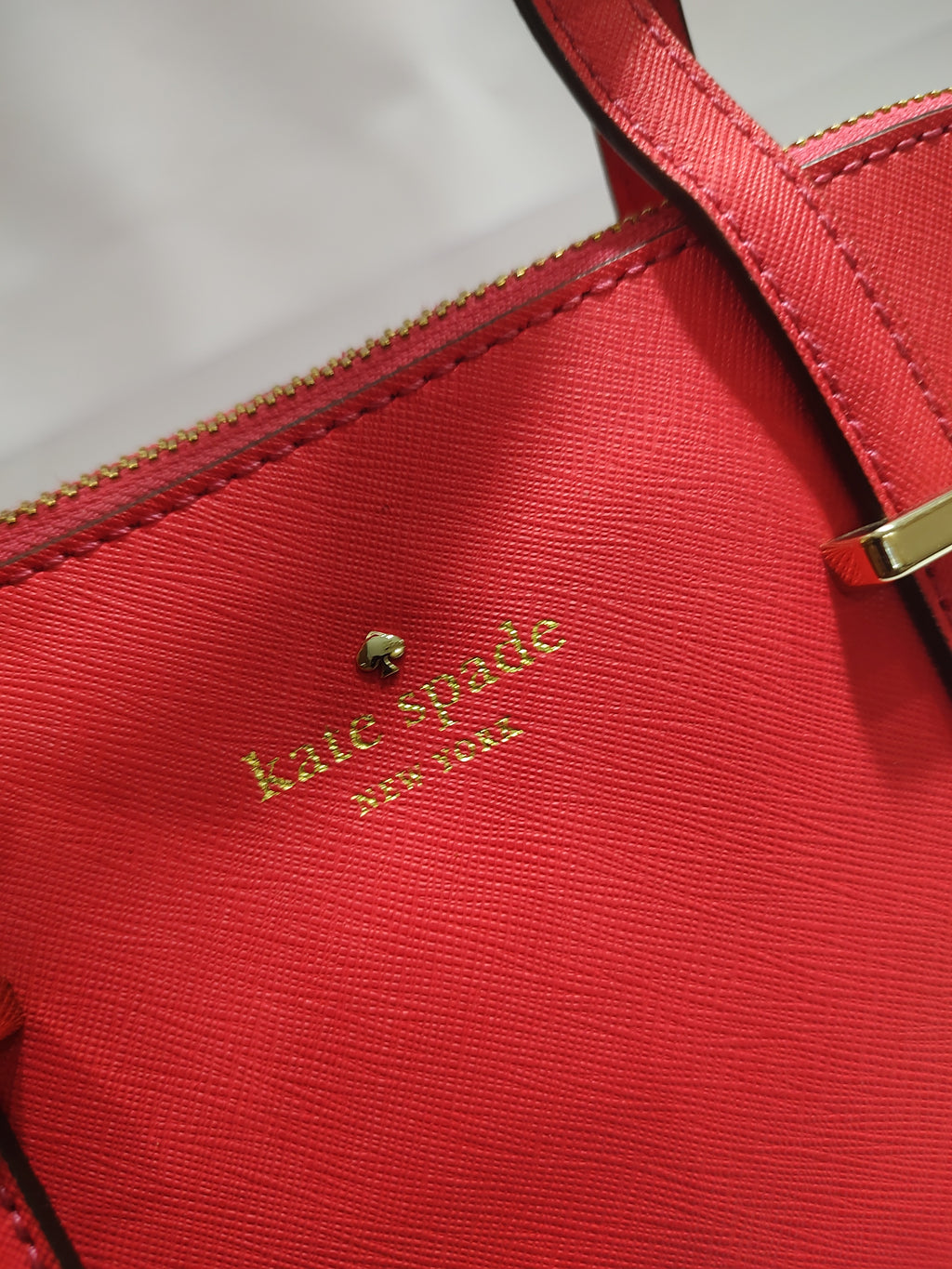Vintage-Style Structured Handbag with Premium Leather-Tone Trim 💎